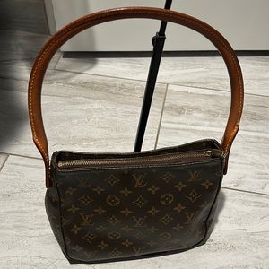 🍓LV Looping MM SD0073 excellent condition. Few pen marks inside purse .